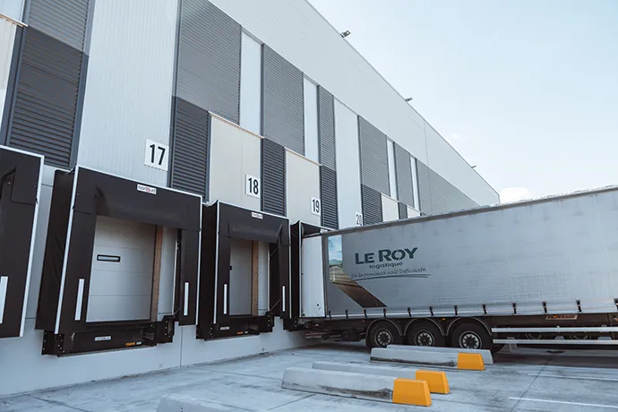 Déchargement cargaison de marchandises à Cholet